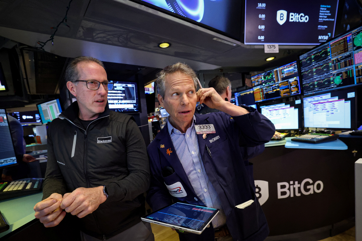 ▲뉴욕증권거래소에서 22일(현지시간) 트레이더들이 대화하고 있다. 뉴욕/로이터연합뉴스