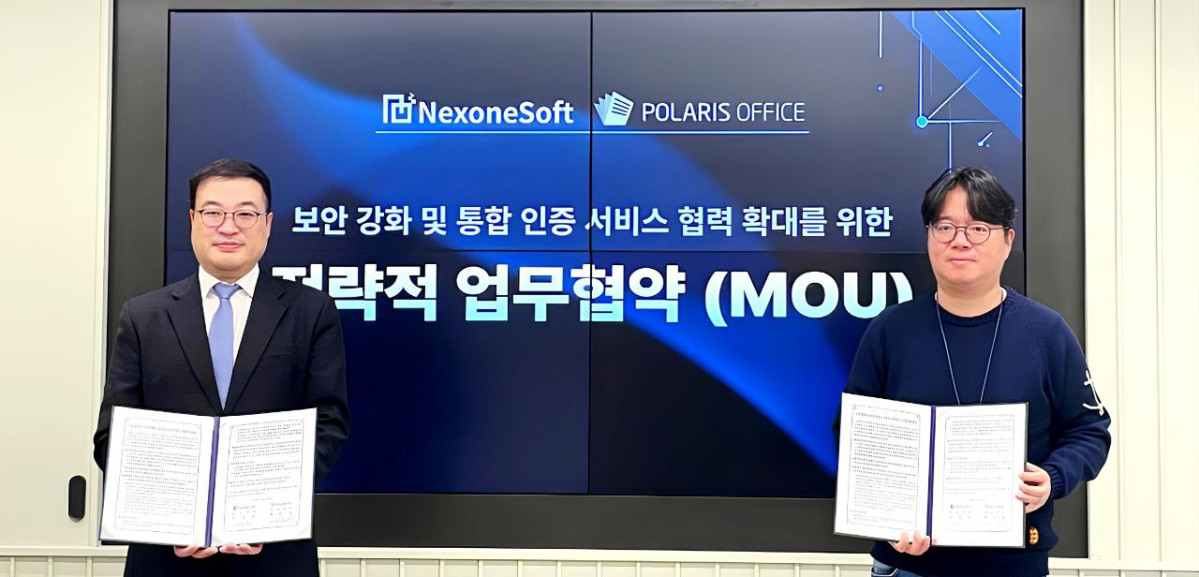 ▲(왼쪽부터) 최덕훈 넥스원소프트 대표, 이해석 폴라리스그룹 AI총괄이 협약 체결 후 기념 촬영하고 있다. (사진제공=폴라리스오피스)