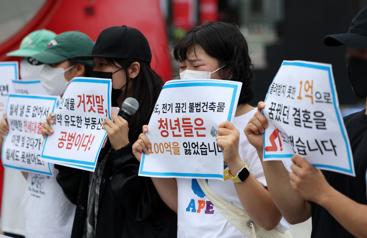 ▲청년 전세사기 피해자들이 서울 서대문구 신촌 U-PLEX 앞에서 기자회견을 하고 있다. (뉴시스)