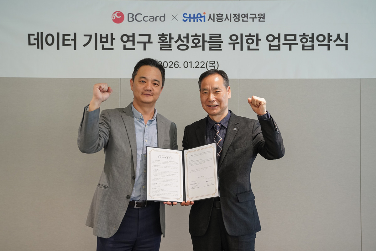 ▲﻿BC카드가 22일 오후 서울 중구 소재 BC카드 사옥에서 시흥시정연구원과 함께 데이터 기반 공공정책 연구 지원을 위한 협약식을 체결했다. 사진은 오성수 BC카드 상무(왼쪽), 이소춘 시흥시정연구원 원장 (사진제공 = BC카드)