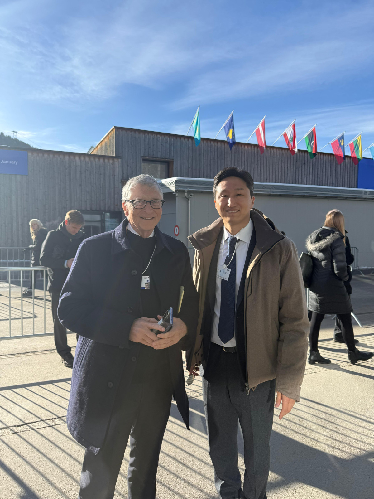 ▲스위스 다보스 포럼에서 정기선 HD현대 회장이 빌게이츠 테라파워 창립자와 만난 모습. (HD현대 인스타그램)