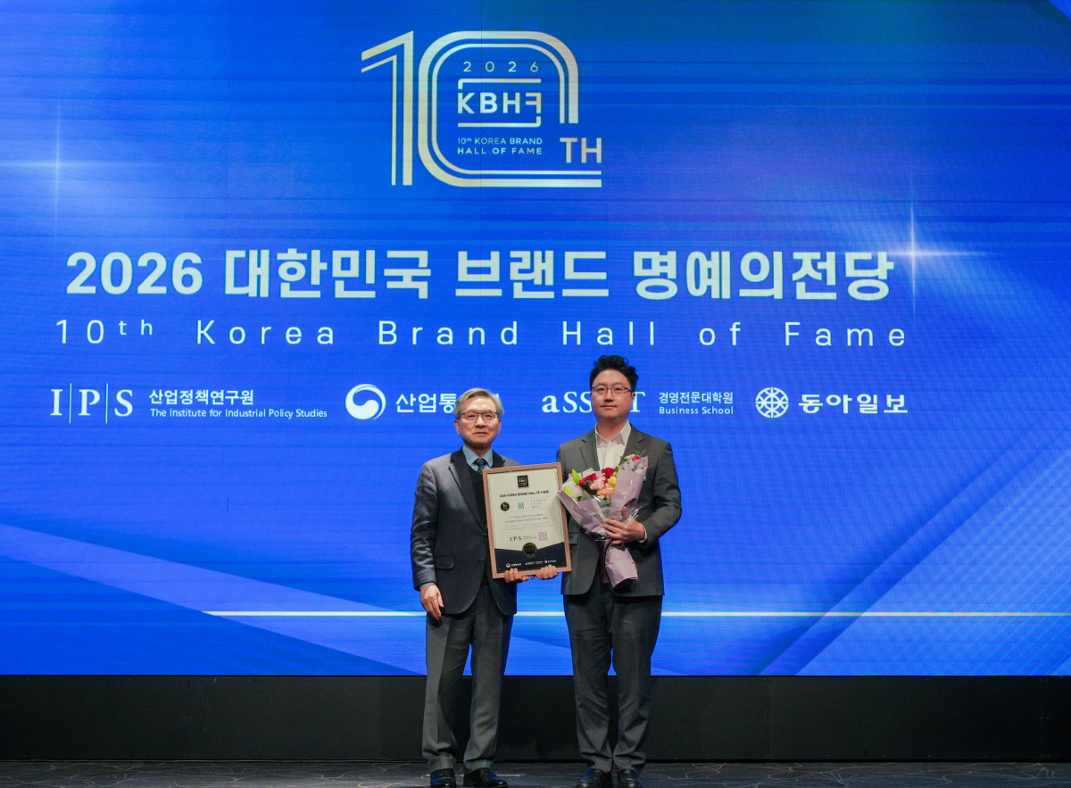 ▲ 22일 김정훈 KT&G NGP사업본부 국내플랫폼팀장(오른쪽)이 표정호 서울과학종합대학원대학교 부총장(왼쪽)과 기념사진 촬영을 하고 있다. (사진제공=KT&G )