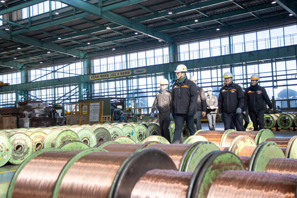 ▲김대헌 호반그룹 기획총괄사장(왼쪽 두번째)이 지난 22일 충남 당진 대한전선 당진 케이블공장을 찾아 설비 운영 현황을 점검하며 생산 공정을 살펴보고 있다. (호반건설)