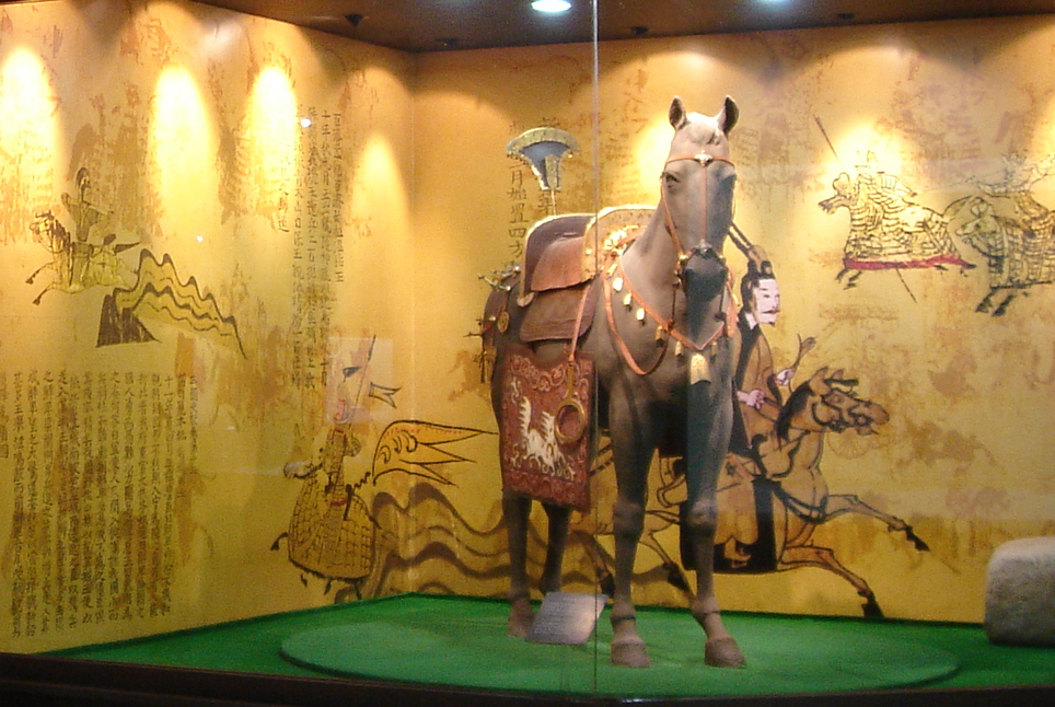 ▲고대 말갖춤을 복원해 화려한 꾸며진 말모형이 한국마사회 말박물관에 전시된 모습. (사진제공=한국마사회)