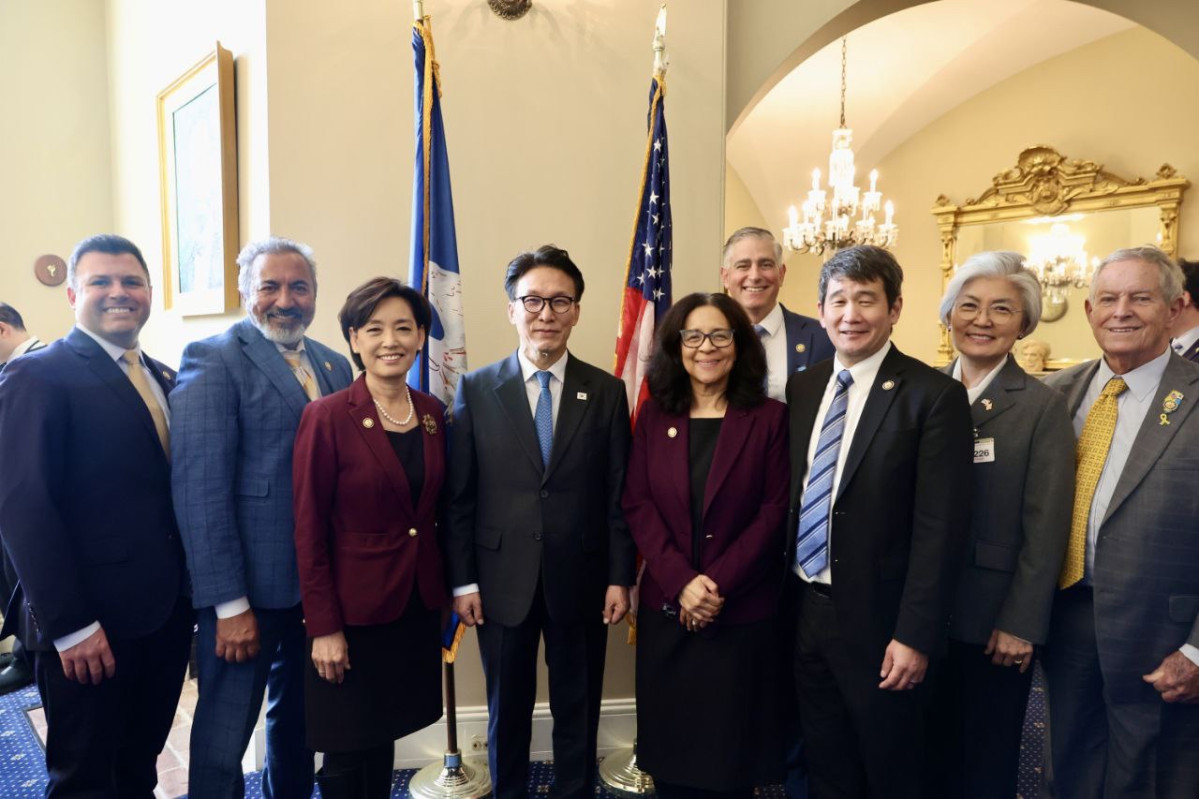 ▲김민석 국무총리가 미국 방문 첫째날인 22일 워싱턴 D.C에서 美 하원의원 주요 인사와 만나 기념촬영을 하고 있다. (사진제공=총리실)