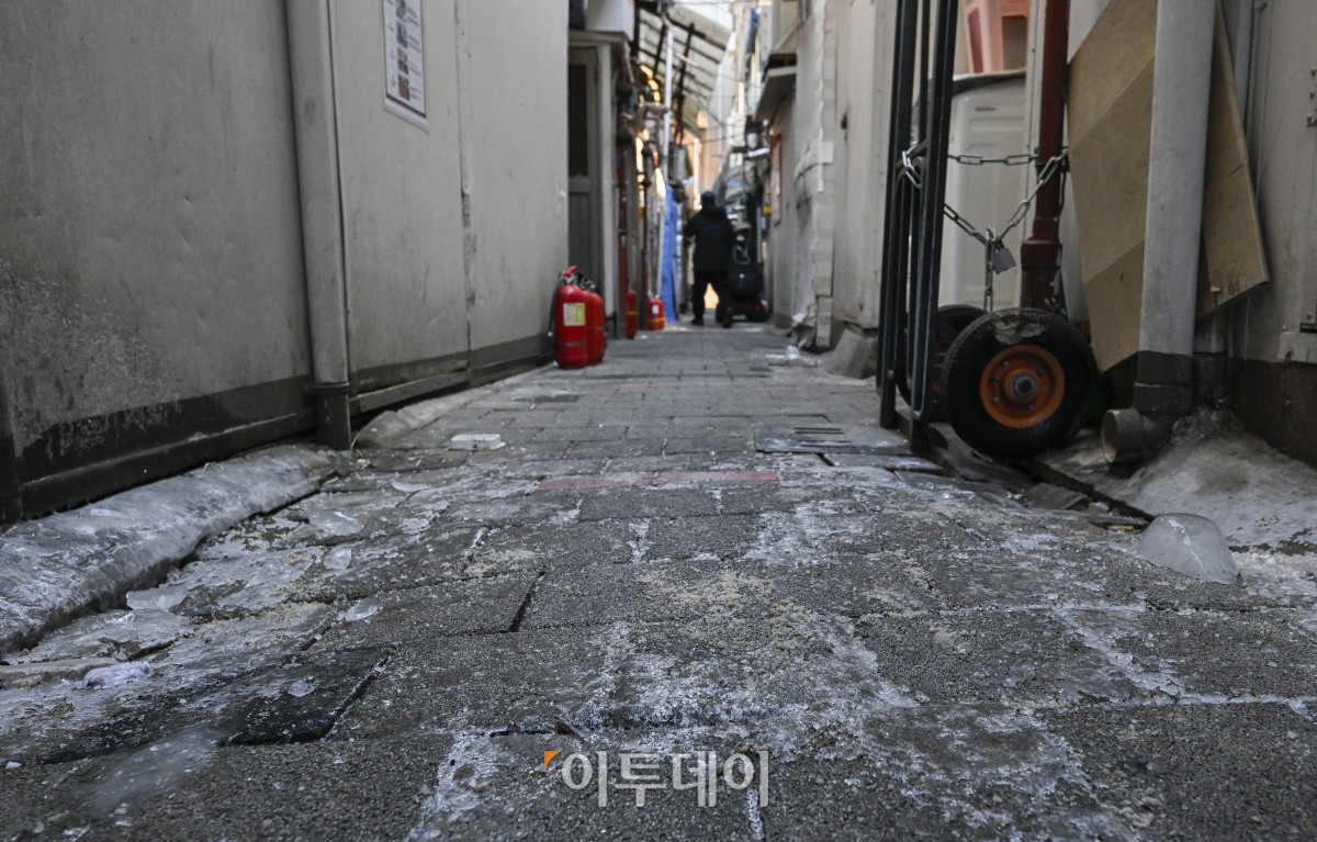 ▲영하 10도 안팎의 한파가 닷새째 이어진 23일 서울 종로구 돈의동 쪽방촌 골목이 얼어 있다. (조현호 기자 hyunho@)
