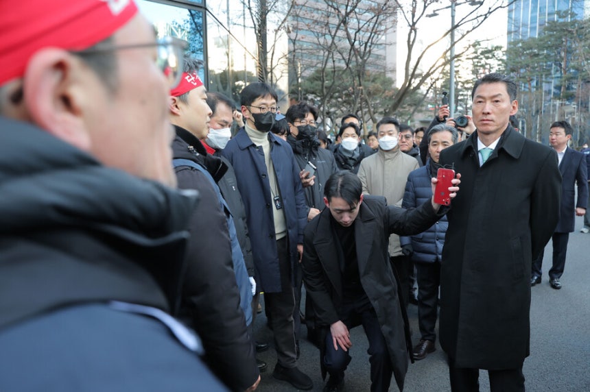 ▲23일 서울 중구 IBK 기업은행 본점에서 기업은행 노조원들이 새로 선임된 장민영 기업은행장의 출근을 저지하고 있다. (연합뉴스)