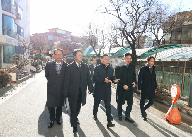 ▲김보현 대우건설 대표(사진 가운데)와 건축사업본부 임직원들이 성수4지구 내 아파트 단지를 방문해 현장을 둘러보고 있다. (사진제공=대우건설)