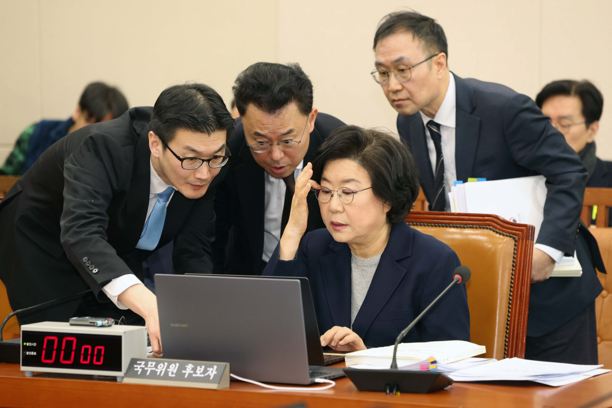 ▲이혜훈 기획예산처 장관 후보자가 23일 서울 여의도 국회 재정경제기획위원회에서 열린 인사청문회에서 관계자의 보고를 받고 있다. 신태현 기자 holjjak@