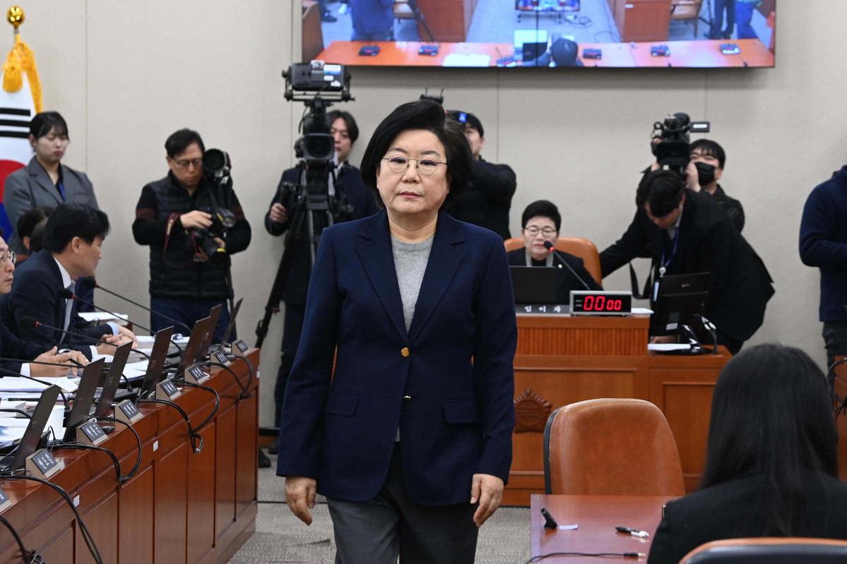 ▲이혜훈 기획예산처 장관 후보자가 23일 오전 서울 여의도 국회 재정경제기획위원회에서 열린 인사청문회에서 임이자 위원장에게 선서문을 전달한 뒤 자리로 이동하고 있다. 신태현 기자 holjjak@