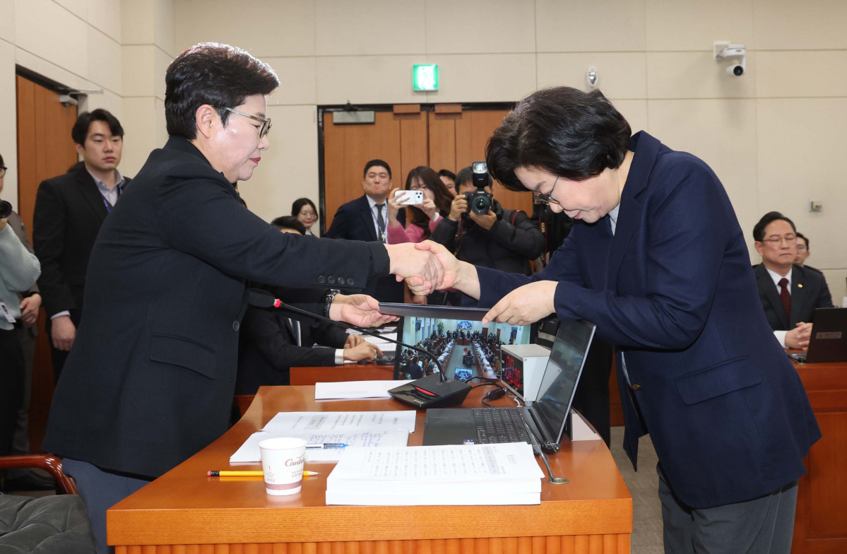 ▲이혜훈 기획예산처 장관 후보자가 23일 서울 여의도 국회 재정경제기획위원회에서 열린 인사청문회에서 임이자 위원장에게 선서문을 전달하고 있다. 신태현 기자 holjjak@