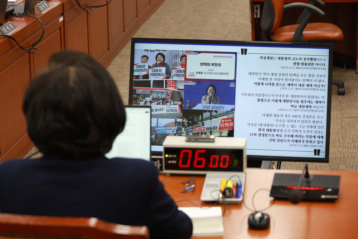 ▲이혜훈 기획예산처 장관 후보자가 23일 서울 여의도 국회에서 열린 재정경제기획위원회의 인사청문회에서 자신의 과거 행적을 다룬 의원 질의자료를 보고 있다. 신태현 기자 holjjak@