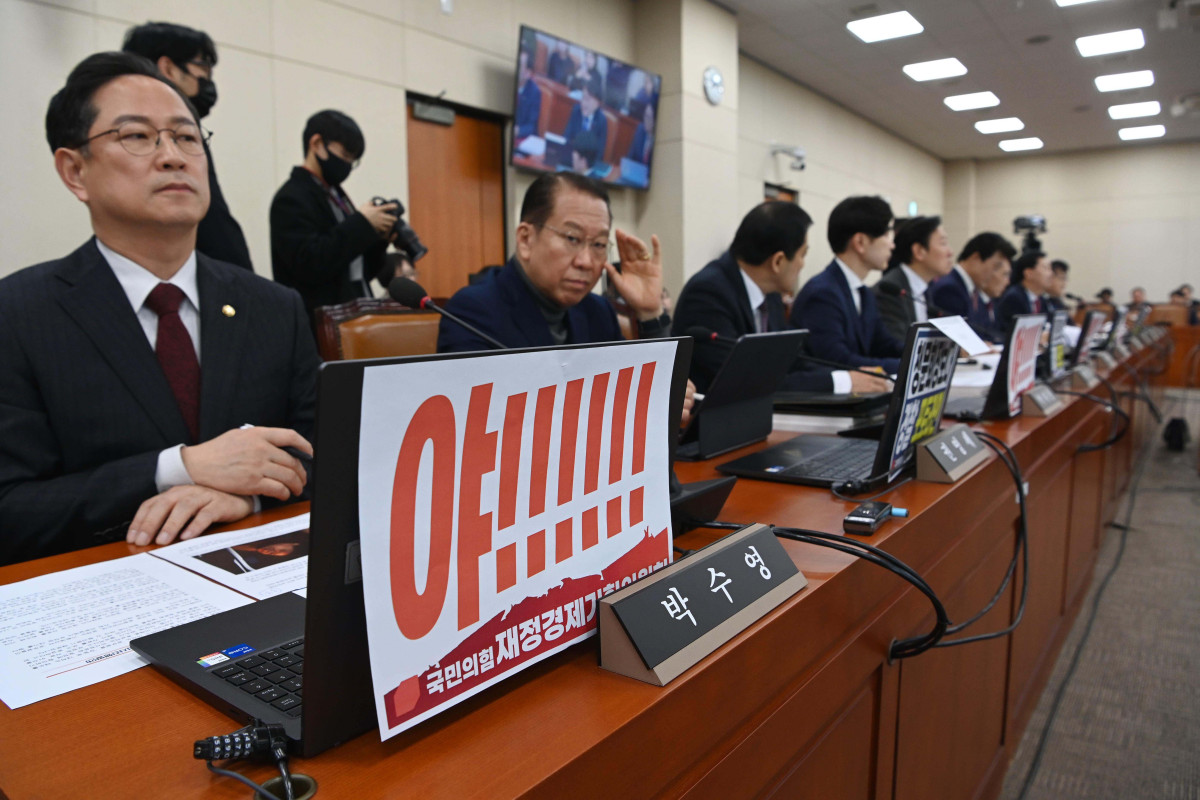 ▲23일 오전 서울 여의도 국회 재정경제기획위원회에서 열린 이혜훈 기획예산처 장관 후보자 인사청문회에 피켓이 부착돼 있다. 신태현 기자 holjjak@