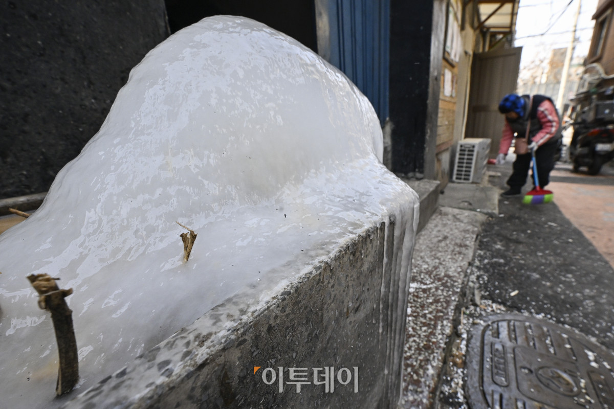 ▲영하 10도 안팎의 한파가 닷새째 이어진 23일 서울 용산구 동자동 쪽방촌 골목에 얼음이 얼어 있다. 조현호 기자 hyunho@