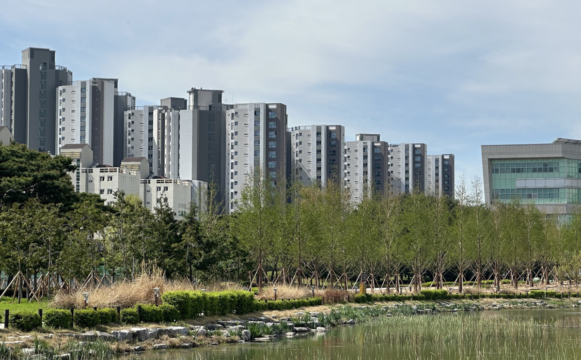 ▲호반산업이 충청남도와 협약해 충남 내포신도시 홍예공원에 탄소저감 효과가 큰 나무를 심어 조성한 ‘도민참여숲’ 전경. (호반건설)