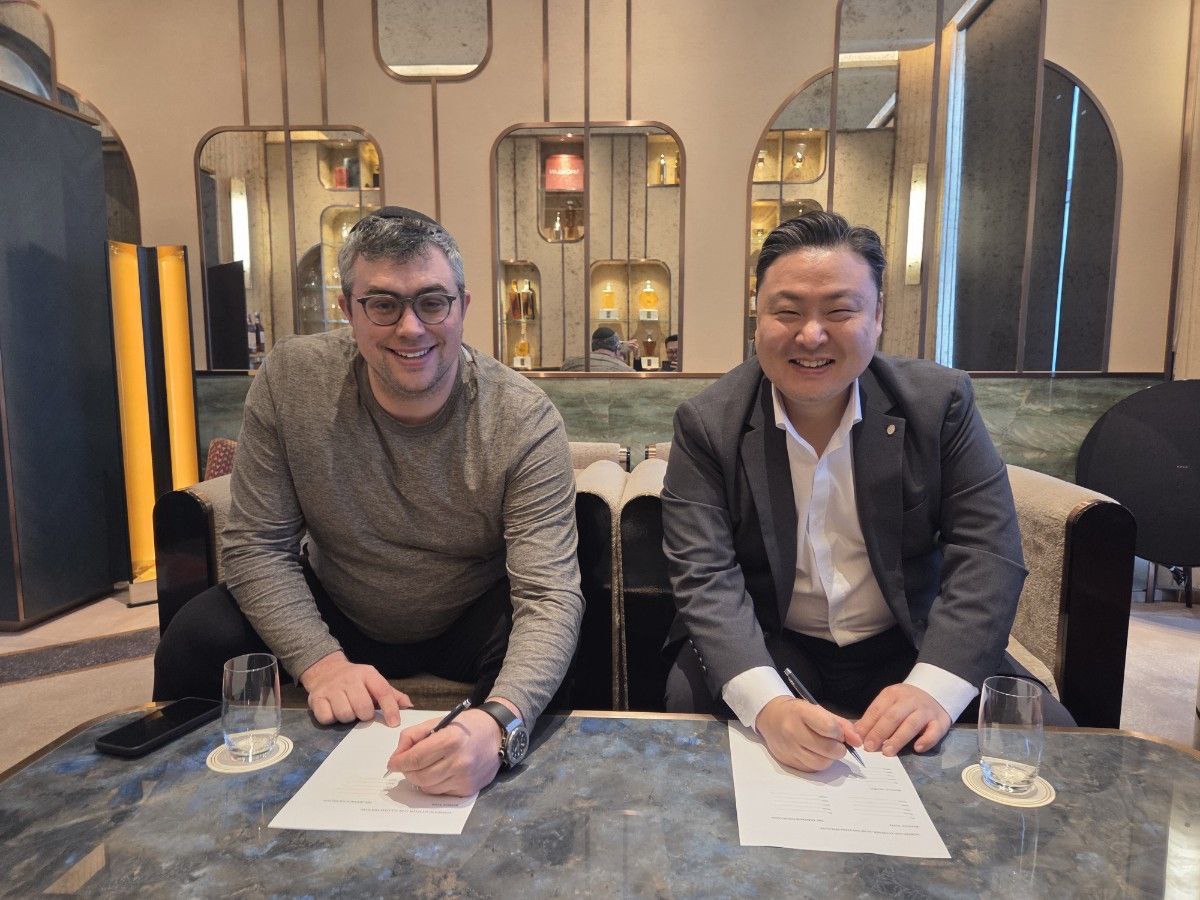 ▲패션그룹형지를 총괄하고 있는 최준호 부회장(오른쪽)이 오프체인랩스 AJ 워너 최고전략책임자(CSO, 왼쪽)와 스테이블코인 기반 디지털 결제 인프라 개발 협력을 위한 MOU를 체결하고 있다. (사진제공=패션그룹형지)