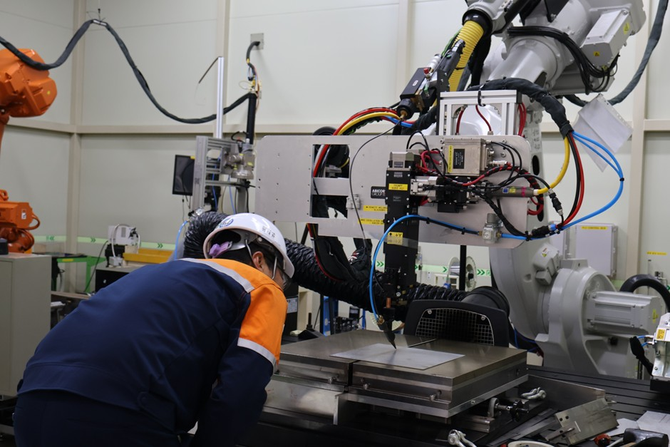 ▲포스코 솔루션연구소 직원이 용접 기술 실험을 진행하고 있다.  (사진제공=포스코)