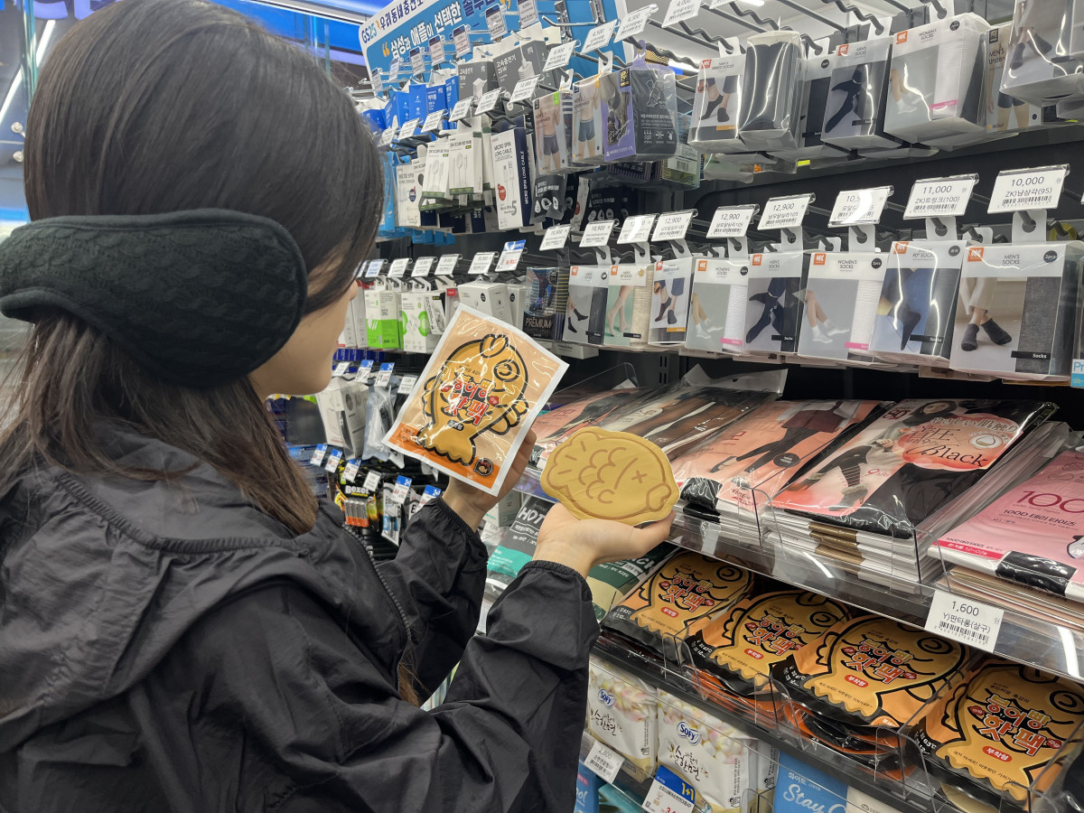 ▲최근 강추위로 GS25에서 방한용품과 겨울 간식 매출이 늘고 있다. (사진제공=GS리테일)