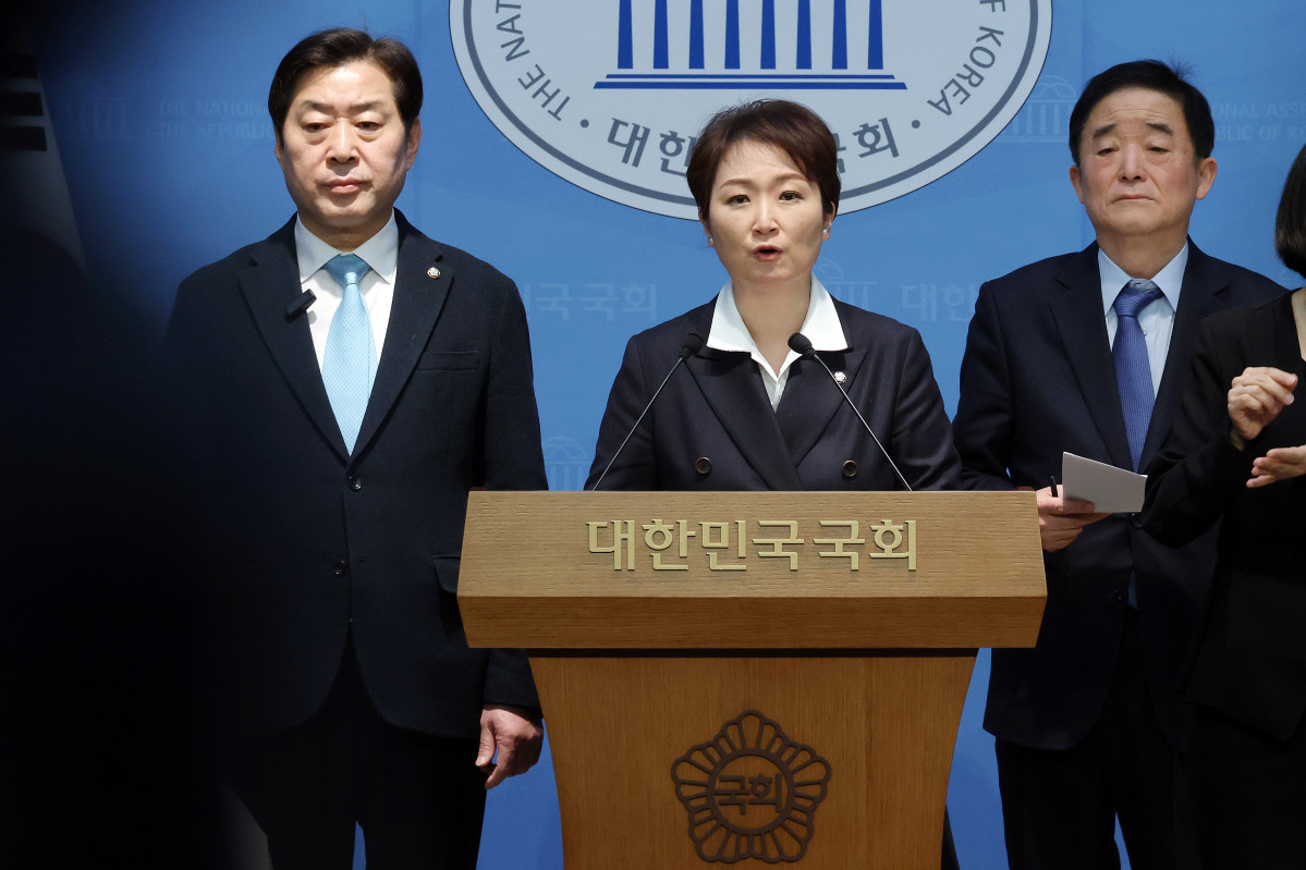 ▲더불어민주당 이언주·황명선·강득구 최고위원이 23일 국회 소통관에서 정청래 대표의 조국혁신당 합당 제안과 관련해 입장을 밝히고 있다. 사진=연합뉴스