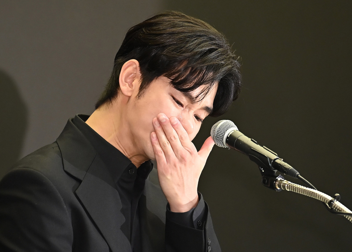 ▲배우 김수현이 지난해 3월 31일 오후 서울 마포구 스탠포드호텔에서 기자회견을 열고 자신을 둘러싼 의혹에 대해 입장을 밝히고 있다. (뉴시스)