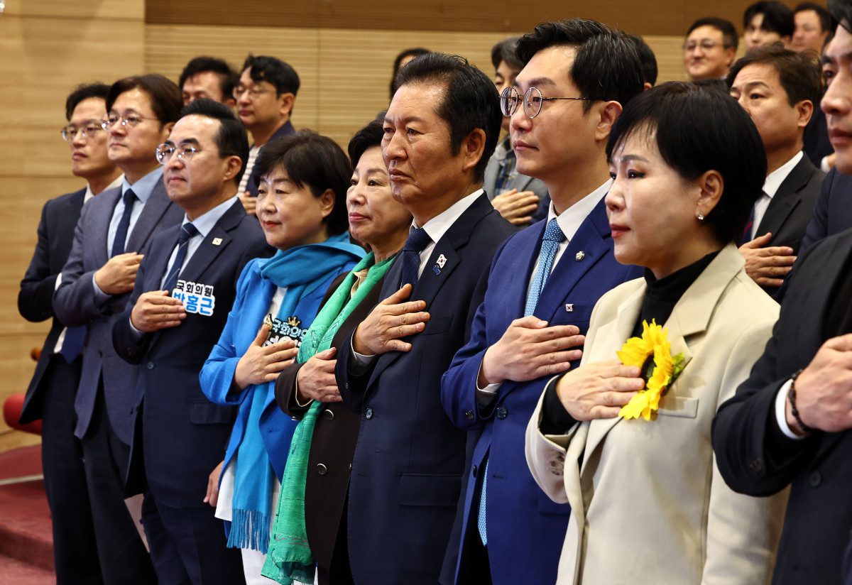 ▲서울 여의도 국회 의원회관에서 열린 '민주당 서울시당 천만의 꿈 경청단 출범식'. 왼쪽부터 박주민 의원, 홍익표 전 의원, 박홍근 의원, 서영교 의원, 남인순 의원, 정청래 대표, 장경태 서울시당 위원장, 전현희 최고위원. (뉴시스)