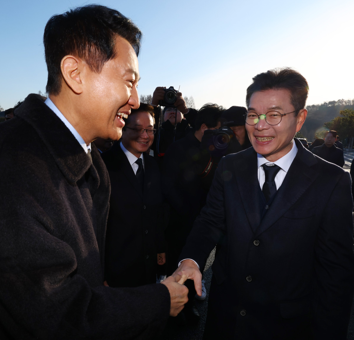 ▲오세훈 서울시장(왼쪽)과 정원오 성동구청장이 2026년 새해 첫날 서울 동작구 국립서울현충원 참배 전 인사를 나누고 있다.   (뉴시스)