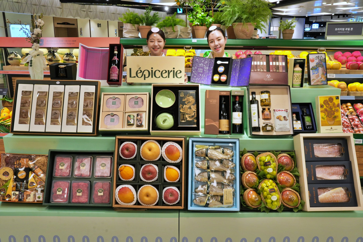 ▲서울시 송파구 잠실동에 위치한 롯데백화점 잠실점 지하 1층 식품관에서 모델들이 2026 설 선물세트를 홍보하고 있다.  (사진제공=롯데쇼핑)