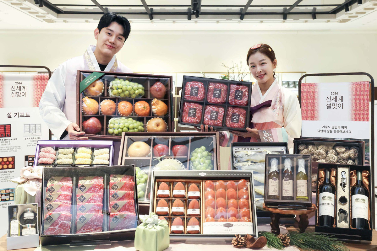 ▲신세계백화점 강남점 특설행사장에서 모델들이 선물세트를 소개하고 있다 (사진제공=신세계)