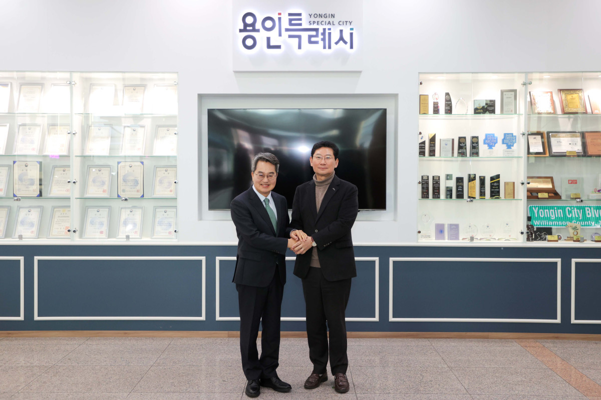 ▲23일 용인특례시청 로비에서 이상일 용인특례시장(오른쪽)과 김동연 경기도지사가 악수를 나누며 기념촬영을 하고 있다. 이 시장은 이날 김 지사에게 지방산단 심의 권한 이양, 경강선 연장, 경기남부광역철도 신설 등 9개 현안을 건의했다. (용인특례시)