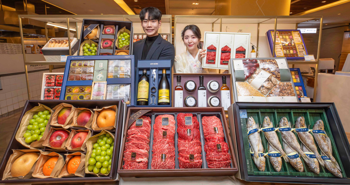 ▲서울 강남구에 위치한 현대백화점 무역센터점에서 직원들이 2026년 설 선물세트 주요 상품들을 소개하고 있다. (사진제공=현대백화점)