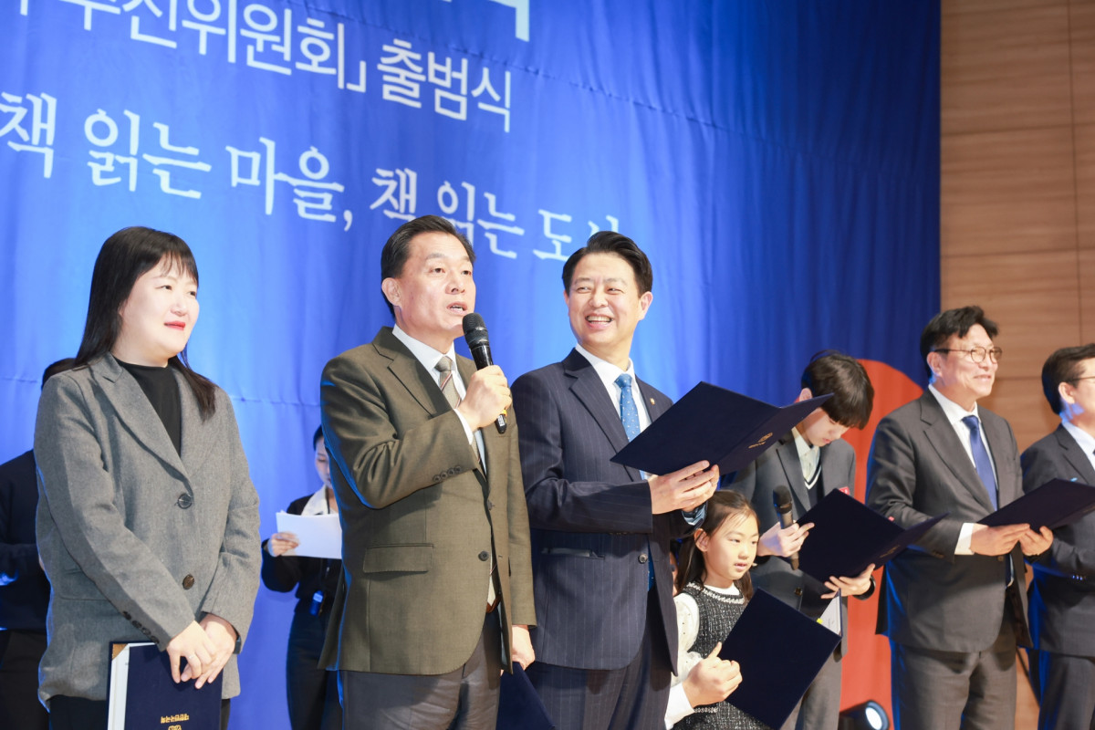 ▲23일 국회의원회관 대회의실에서 열린 독서국가 선포식에서 이재준 수원특례시장(왼쪽에서 두 번째)이 독서국가 선언문을 낭독하고 있다. 수원특례시는 전국 지방정부 가운데 처음으로 '독서국가' 선언에 동참했다. (수원특례시)