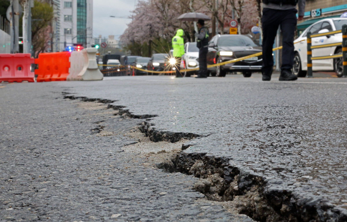 ▲서울 관악구 삼성동 신림2재정비촉진구역 재개발 공사 현장과 맞닿아있는 호암로 차도에 균열이 발생해 통행이 제한되고 있다. (뉴시스)