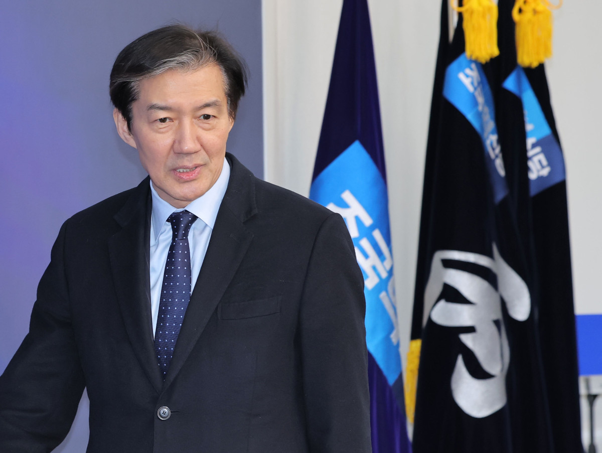 ▲조국 조국혁신당 대표가 24일 서울 여의도 국회에서 더불어민주당 정청래 대표의 합당 제안 관련 논의를 위해 열린 긴급 의원총회에 참석하고 있다. (연합뉴스)