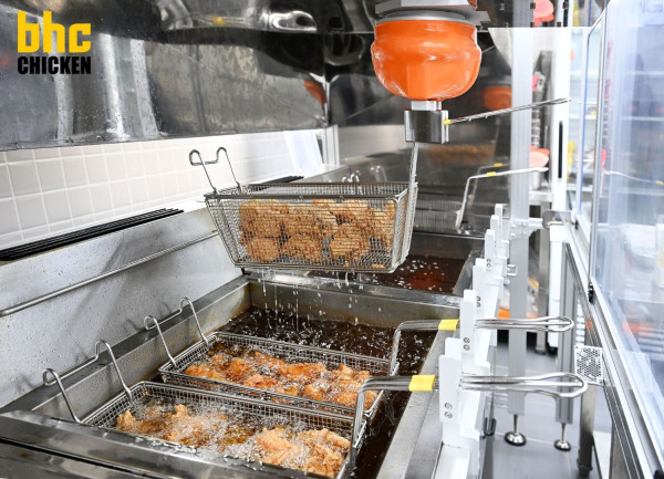 ▲bhc 치킨에서 사용 중인 튀김 로봇 '튀봇' (사진제공=다이닝브랜즈그룹)