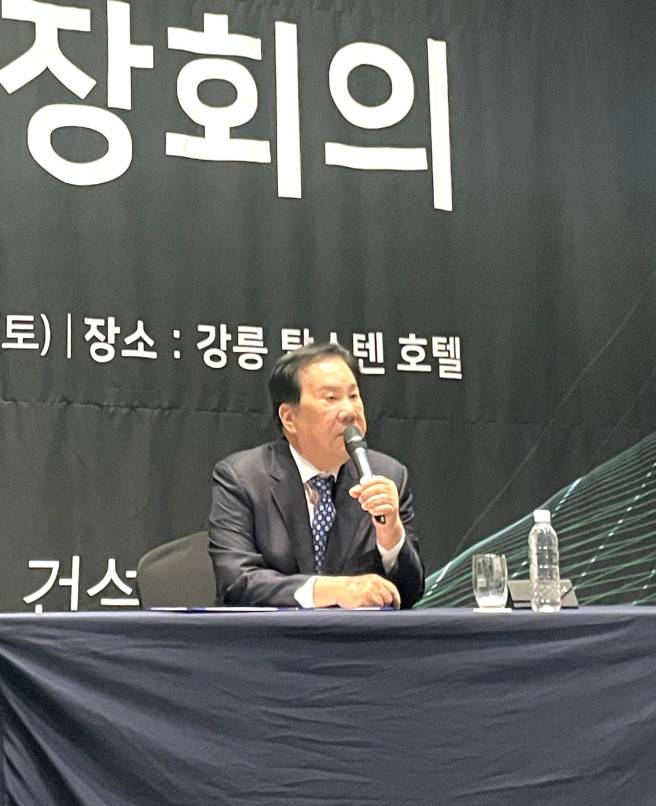 ▲우오현 SM그룹 회장이 23일 강원도 강릉시 호텔탑스텐에서 열린 건설부문 계열사 현장소장 간담회에서 격려사를 하고 있다. (사진제공=SM그룹)