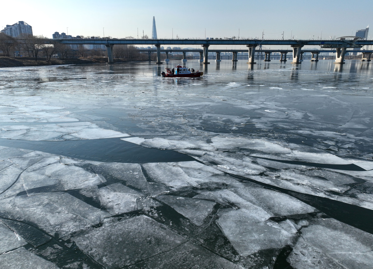 ▲한파가 이어지는 23일 서울 한강 광나루 관공선 선착장 인근에서 119 광나루수난구조대가 순찰 근무를 하며 출동로 확보 작업을 하고 있다. (연합뉴스)