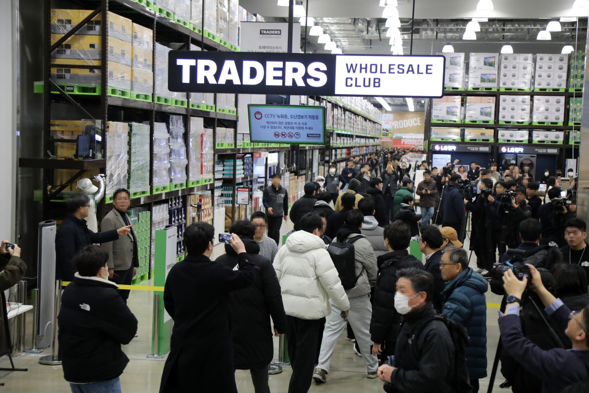 ▲트레이더스 홀세일클럽(트레이더스) 마곡점에서 장보기가 한창인 소비자들 (사진제공=이마트)