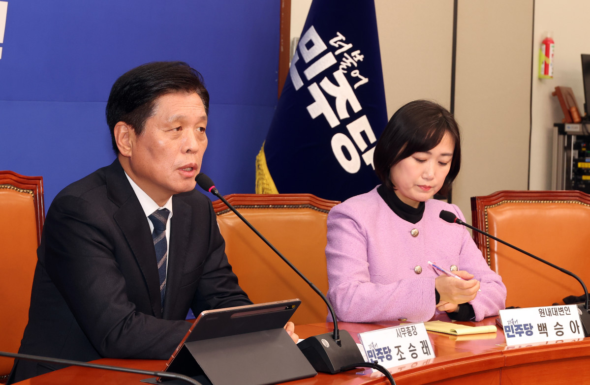 ▲더불어민주당 조승래 사무총장(왼쪽)이 25일 국회에서 현안 관련 기자 간담회를 열고 있다. (연합뉴스)