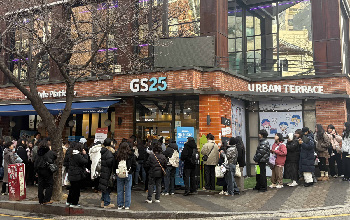 ▲플레이브 팝업스토어가 열린 GS25 합정프리미엄점 앞에 고객들이 길게 줄지어 서 있다 (사진제공 = GS리테일)