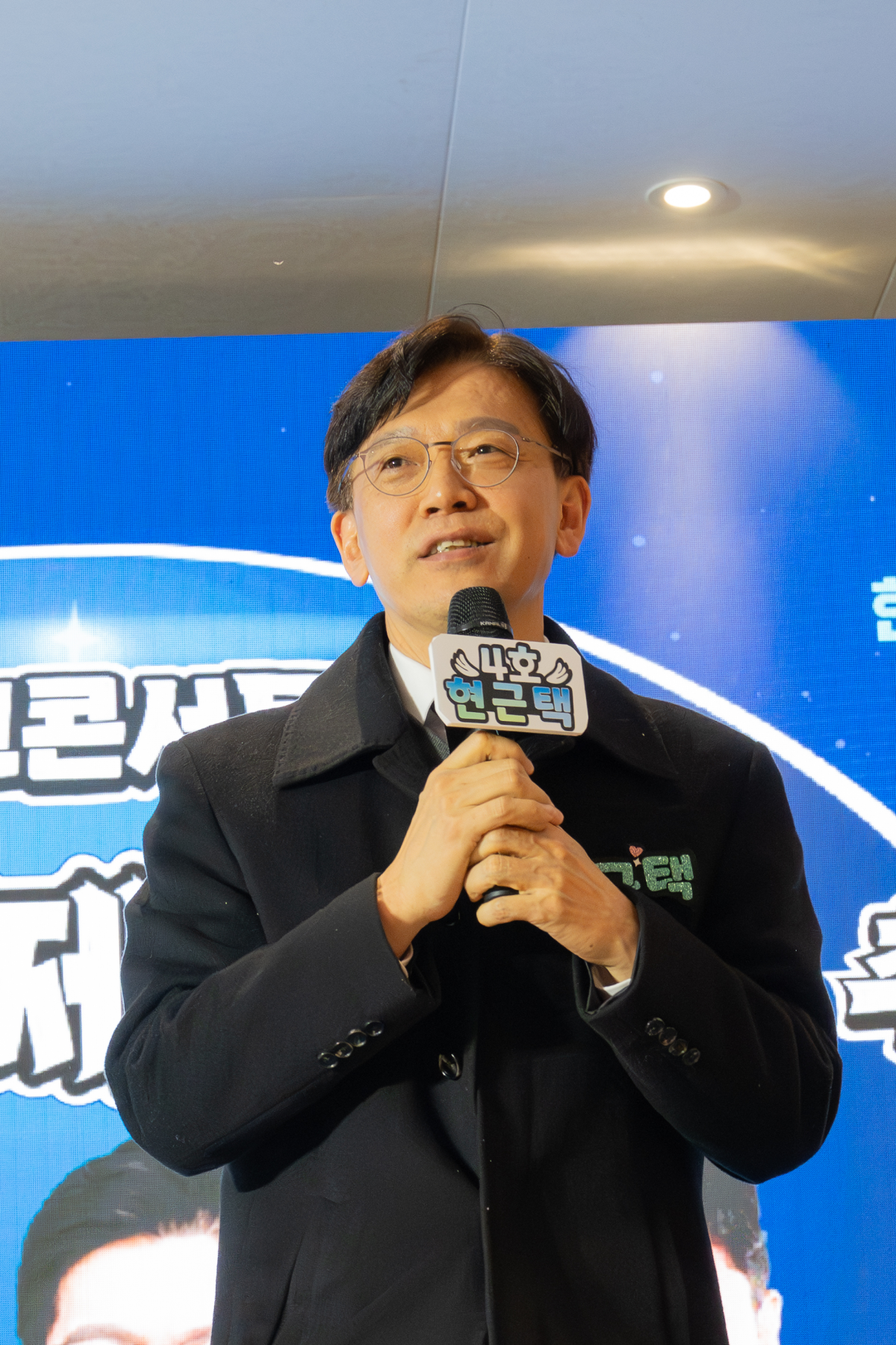 ▲현근택 변호사가 24일 용인시 처인구 카페에서 열린 '현명하고 근사한 선택'출판기념회에서 지지자와 시민들 앞에서 6·3 지방선거 용인시장 출마 의지를 밝히고 있다. (현근택 캠프)