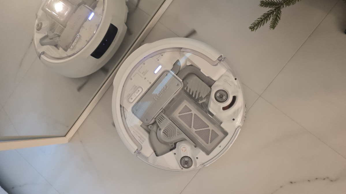 ▲거울 주변을 청소 중인 로봇청소기 '로모 P' (송영록 기자 syr@)