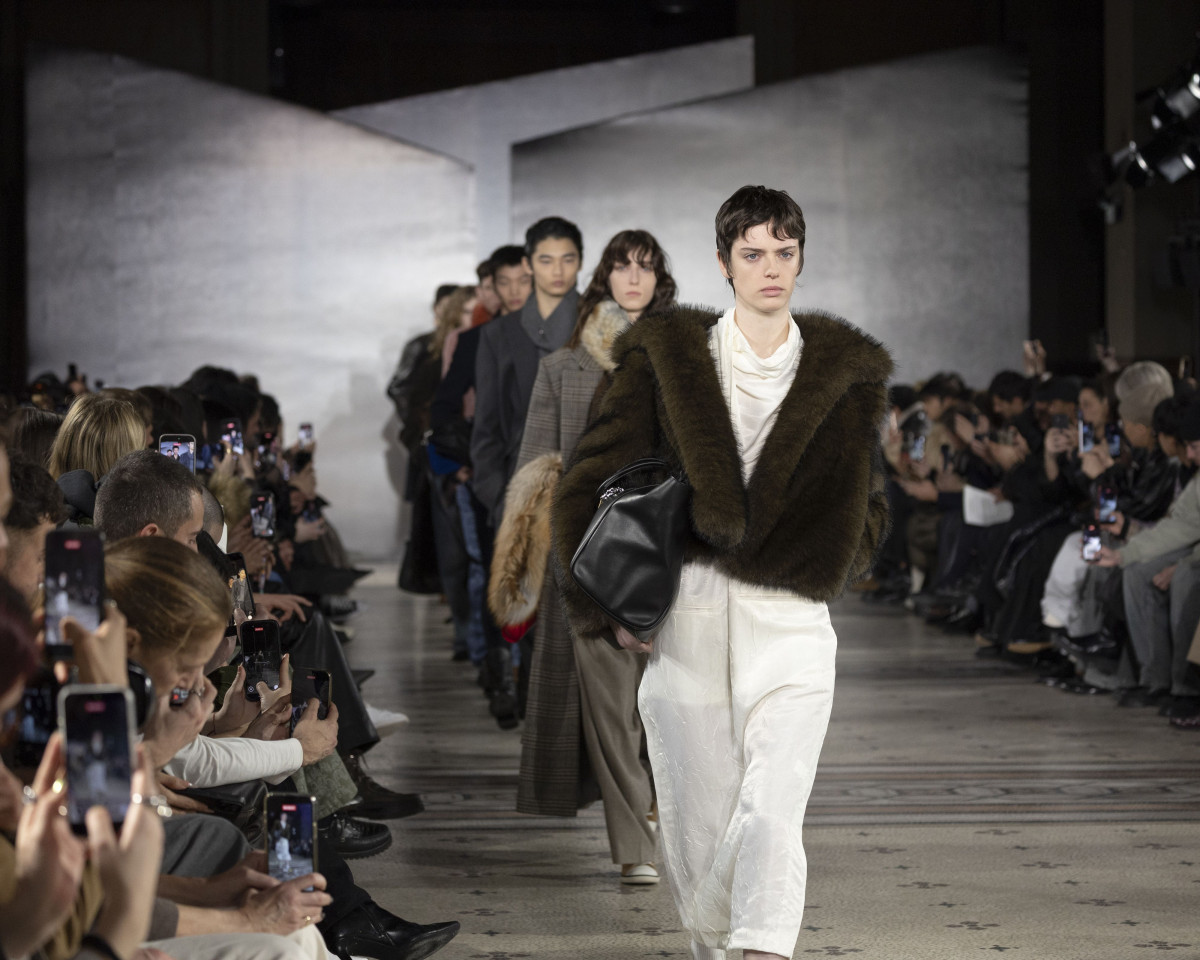 ▲22일(현지시간) 프랑스 파리 국립예술공예원에서 진행한 시스템·시스템옴므 2026년 가을·겨울(F/W) 시즌 단독 프레젠테이션에서 모델들이 런웨이를 걷고 있는 모습
 (사진제공=한섬)