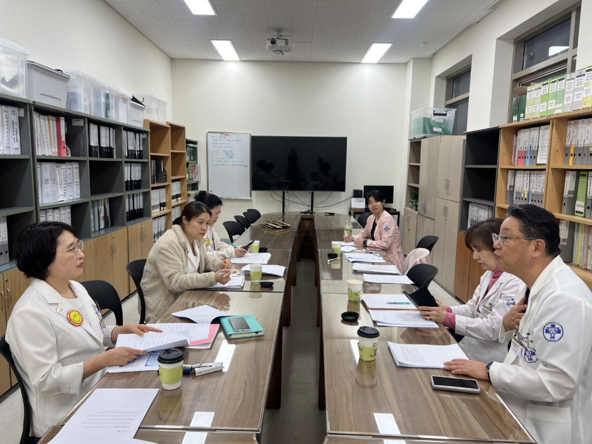 ▲PA고도화 관련 김동현병원장이 회의를 주관하고 있다.  (사진제공=온병원)