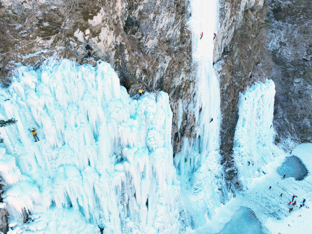 ▲올겨울 가장 강력한 한파가 일주일째 이어지는 가운데 25일 강원 원주시 판대아이스파크에서 동호인들이 빙벽을 오르며 겨울 정취를 만끽하고 있다. 기상청은 이번 달 말까지 강추위가 계속될 것으로 예상했다. 신태현 기자 holjjak@