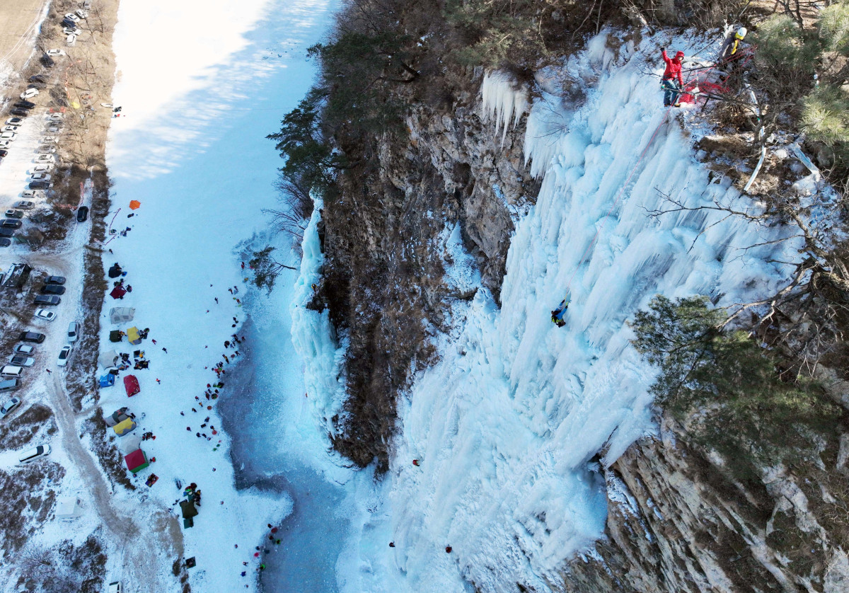 ▲올겨울 가장 강력한 한파가 일주일째 이어지는 가운데 25일 강원 원주시 판대아이스파크에서 동호인들이 빙벽을 오르며 겨울 정취를 만끽하고 있다. 기상청은 이번 달 말까지 강추위가 계속될 것으로 예상했다. 신태현 기자 holjjak@