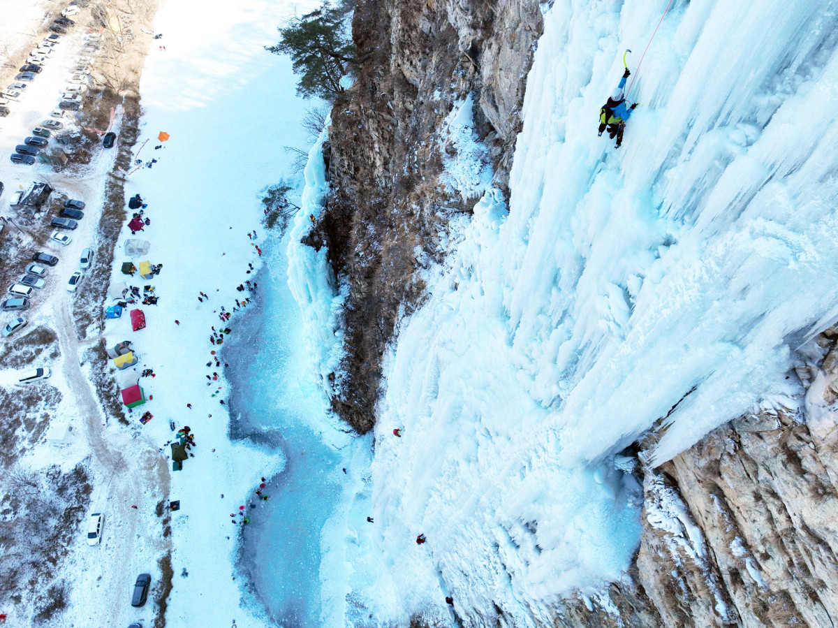 ▲올겨울 가장 강력한 한파가 일주일째 이어지는 가운데 25일 강원 원주시 판대아이스파크에서 동호인들이 빙벽을 오르며 겨울 정취를 만끽하고 있다. 기상청은 이번 달 말까지 강추위가 계속될 것으로 예상했다. 신태현 기자 holjjak@