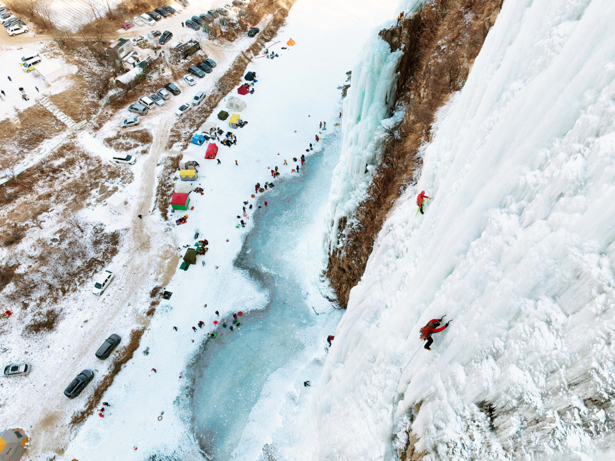 ▲올겨울 가장 강력한 한파가 일주일째 이어지는 가운데 25일 강원 원주시 판대아이스파크에서 동호인들이 빙벽을 오르며 겨울 정취를 만끽하고 있다. 기상청은 이번 달 말까지 강추위가 계속될 것으로 예상했다. 신태현 기자 holjjak@