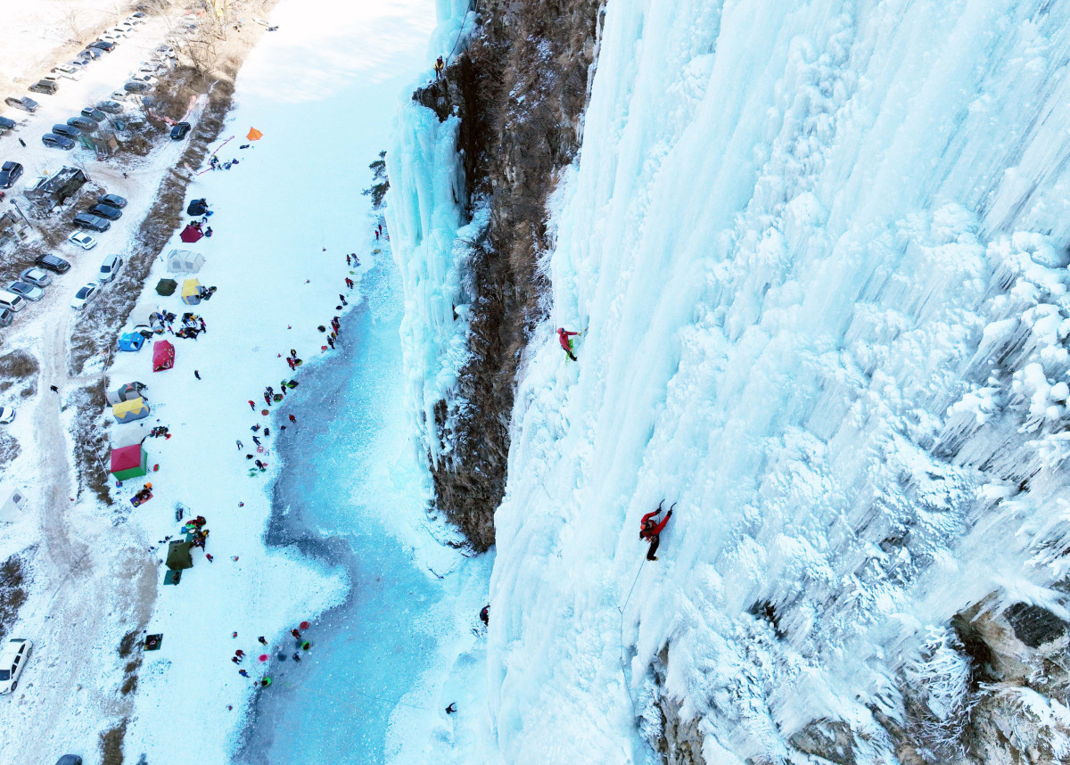 ▲올겨울 가장 강력한 한파가 일주일째 이어지는 가운데 25일 강원 원주시 판대아이스파크에서 동호인들이 빙벽을 오르며 겨울 정취를 만끽하고 있다. 기상청은 이번 달 말까지 강추위가 계속될 것으로 예상했다. 신태현 기자 holjjak@