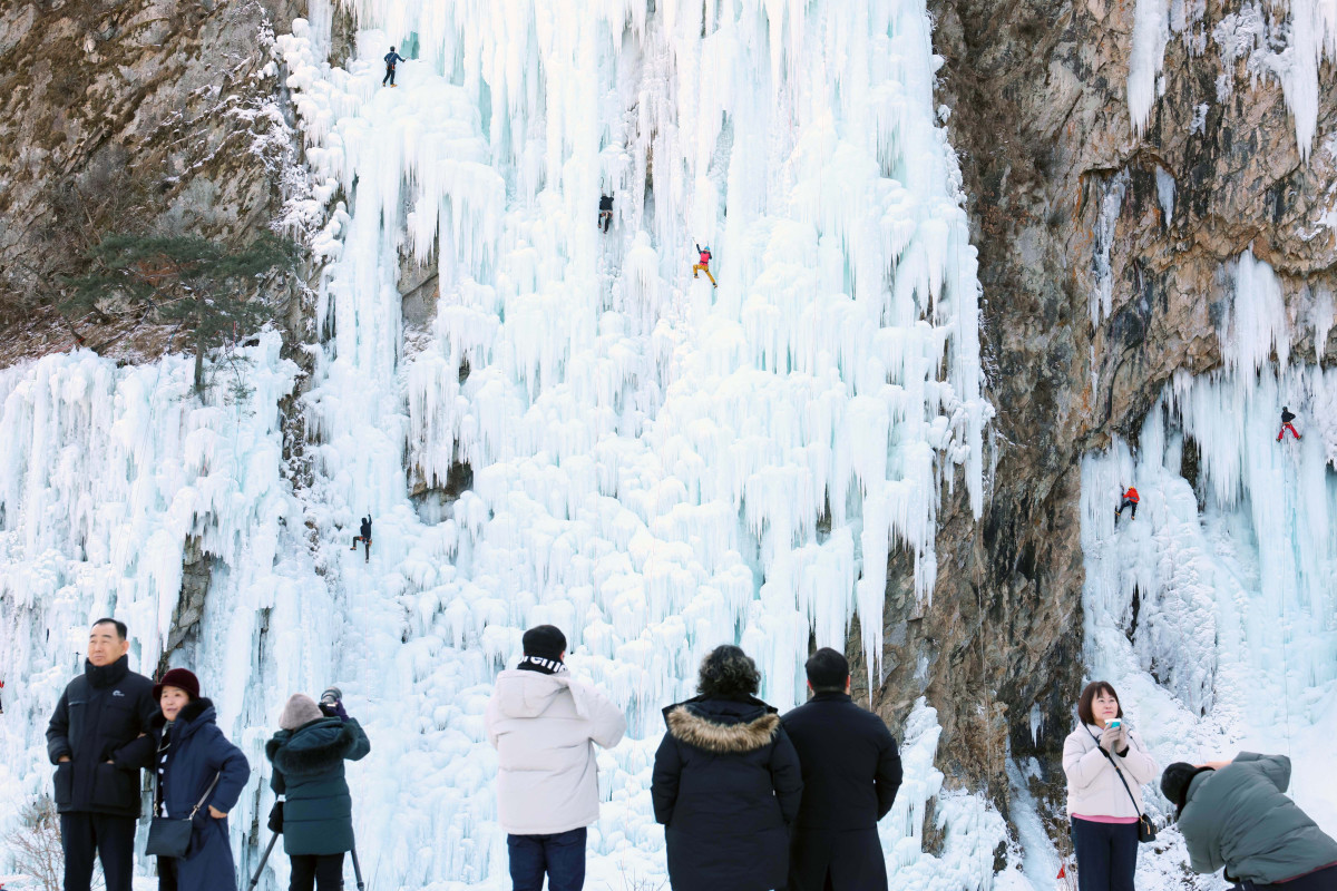 ▲올겨울 가장 강력한 한파가 일주일째 이어지는 가운데 25일 강원 원주시 판대아이스파크에서 동호인들이 빙벽을 오르며 겨울 정취를 만끽하고 있다. 기상청은 이번 달 말까지 강추위가 계속될 것으로 예상했다. 신태현 기자 holjjak@