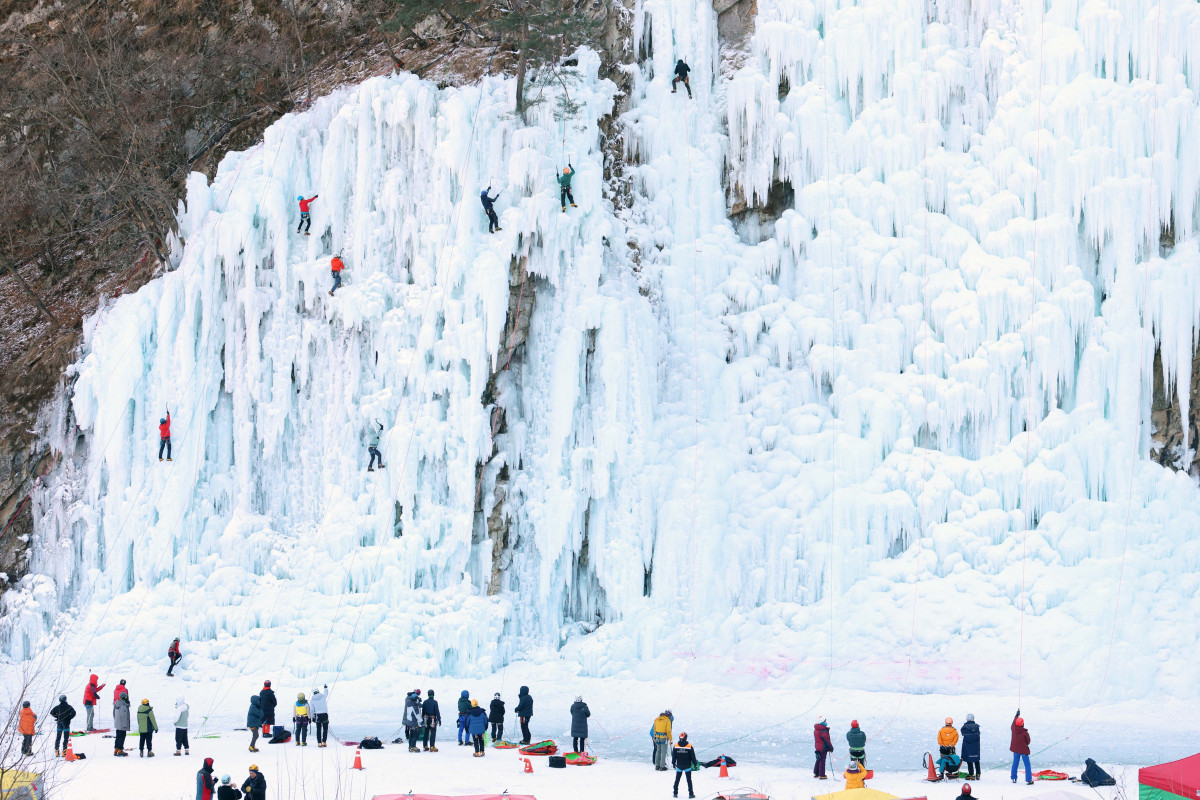 ▲올겨울 가장 강력한 한파가 일주일째 이어지는 가운데 25일 강원 원주시 판대아이스파크에서 동호인들이 빙벽을 오르며 겨울 정취를 만끽하고 있다. 기상청은 이번 달 말까지 강추위가 계속될 것으로 예상했다. 신태현 기자 holjjak@